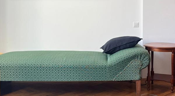 Foto der Couch in der Praxis: Leonie Rosner, Psychoanalyse & Psychoanalytische Therapie Wien